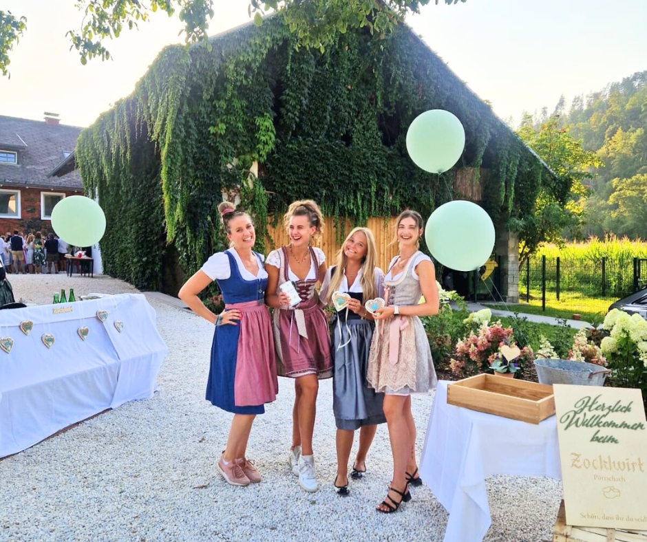 vier Frauen in Dirndl im Garten des Zocklwirt