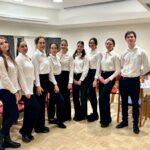 Service Team bestehend aus Frauen und Männern