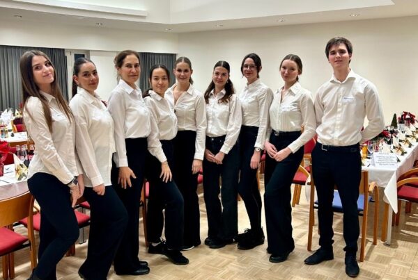 Service Team bestehend aus Frauen und Männern