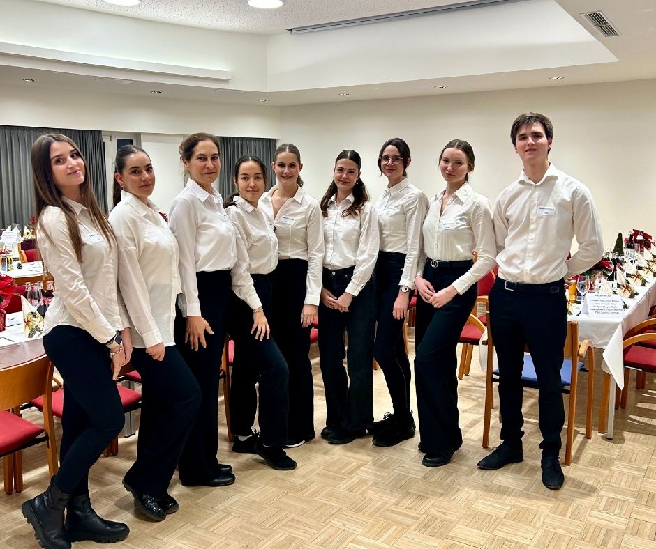 Service Team bestehend aus Frauen und Männern