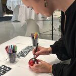 Frau beschreibt Christbaumkugel