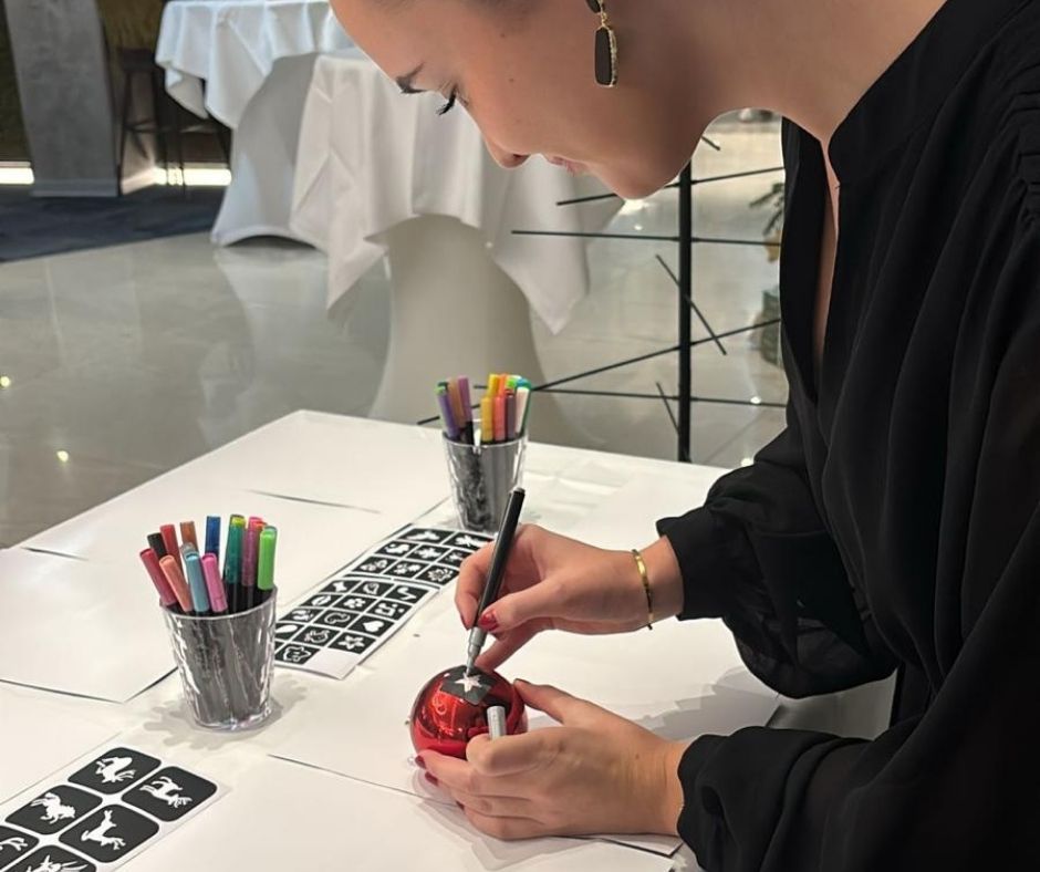 Frau beschreibt Christbaumkugel