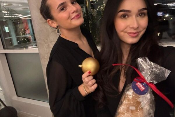 zwei Frauen halten Weihnachtspräsent in der Hand