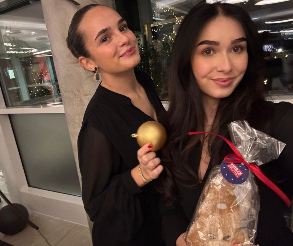 zwei Frauen halten Weihnachtspräsent in der Hand