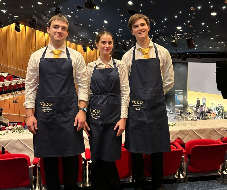 zwei Kellner und eine Kellnerin