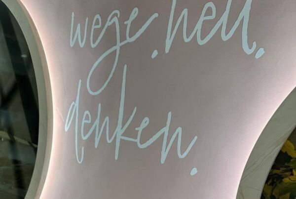 beschriebene Wand mit dem Satz "Wege neu denken"