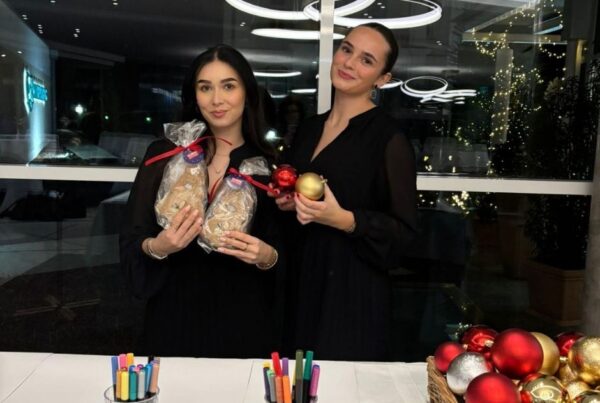 zwei Frauen halten Weihnachtspräsent in der Hand