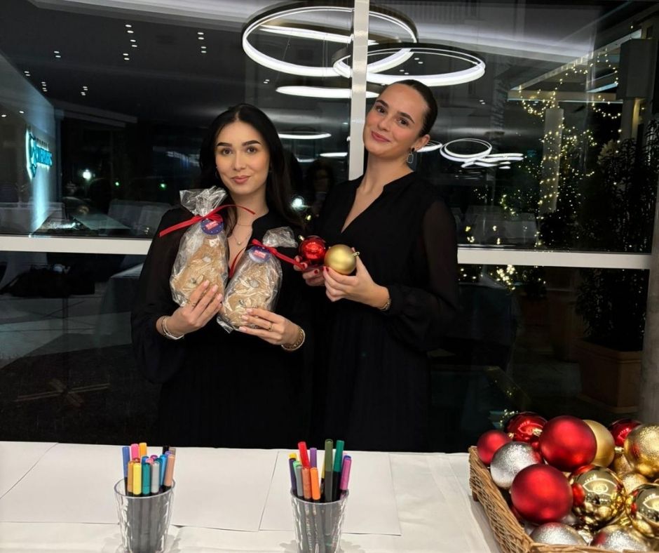 zwei Frauen halten Weihnachtspräsent in der Hand