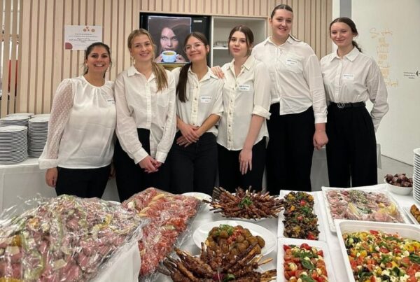 Service Team bestehend aus Frauen und Männern