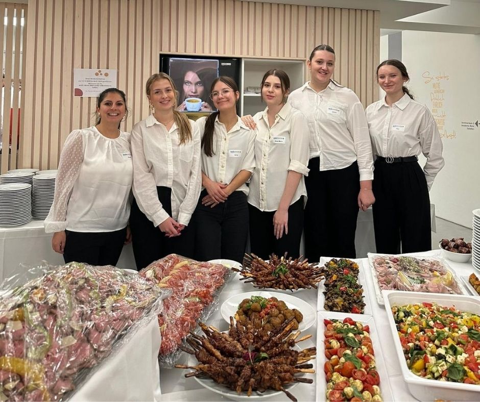 Service Team bestehend aus Frauen und Männern