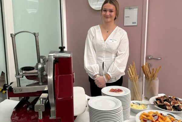 Kellnerin hinter Buffet