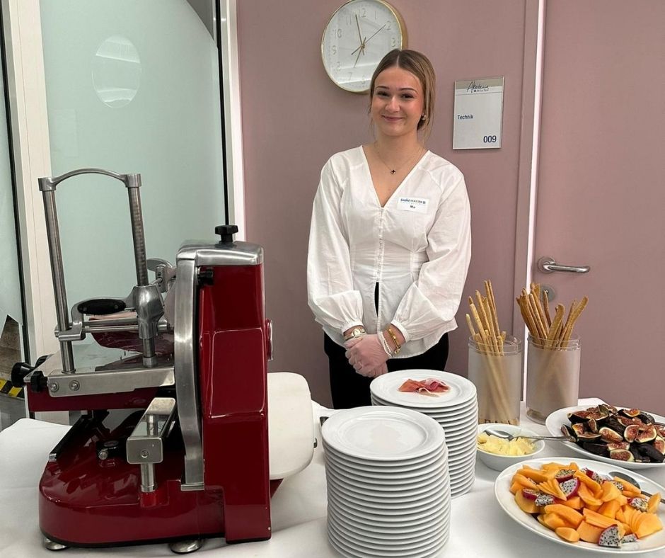 Kellnerin hinter Buffet