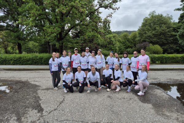Teamfoto von Läufern in weißen T-Shirts