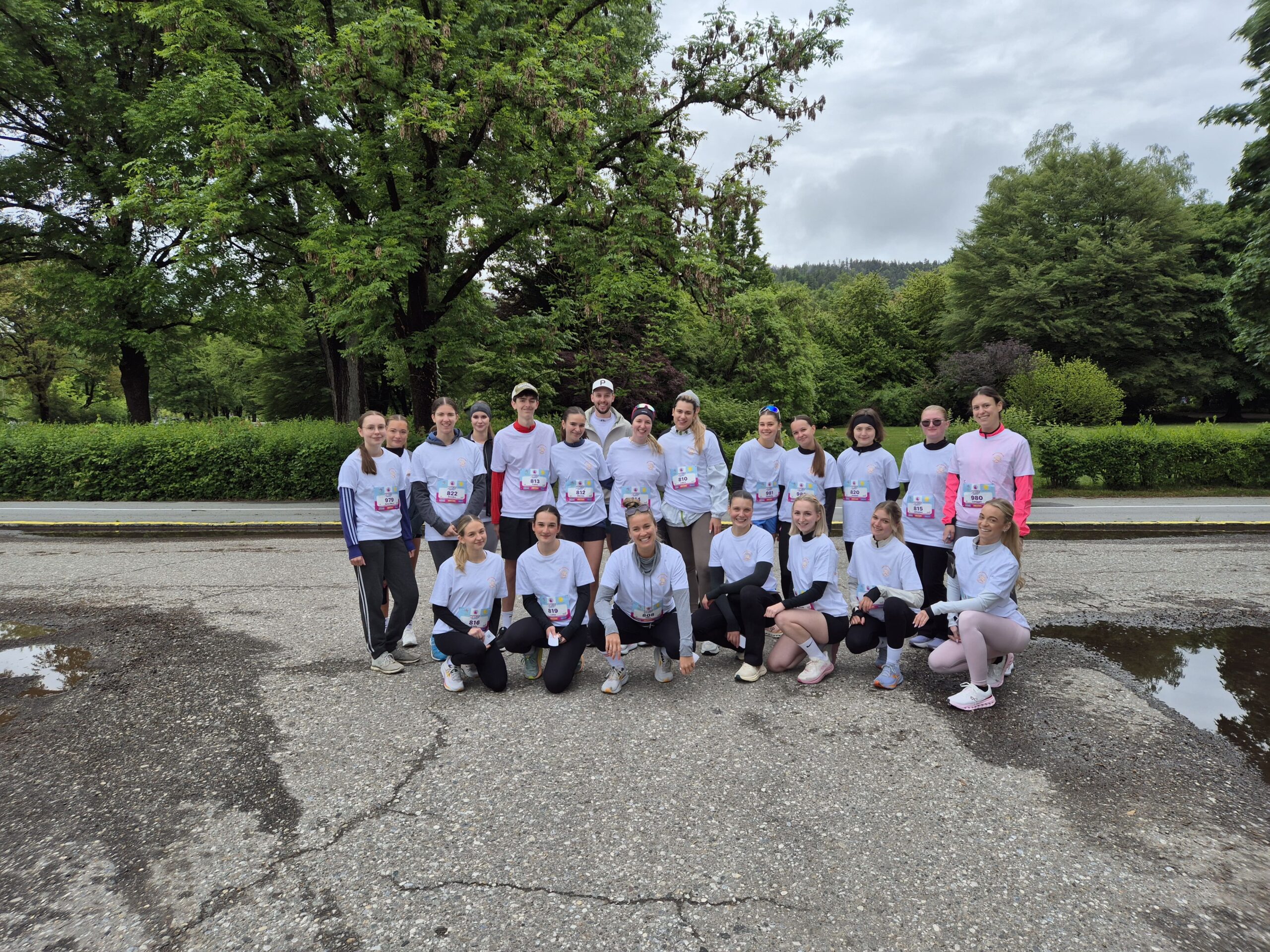 Teamfoto von Läufern in weißen T-Shirts