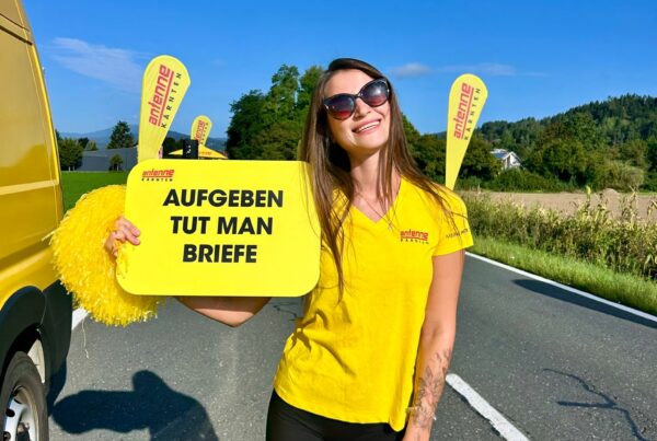 UNIKAT Hostessen für Antenne Kärnten an der Laufstrecke